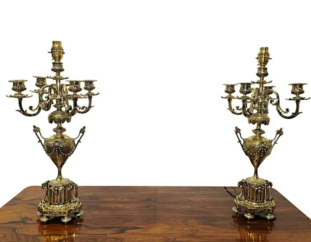 Een bijzonder paar 19e-eeuwse messing kandelaars omgebouwd tot tafellampen photo furniture