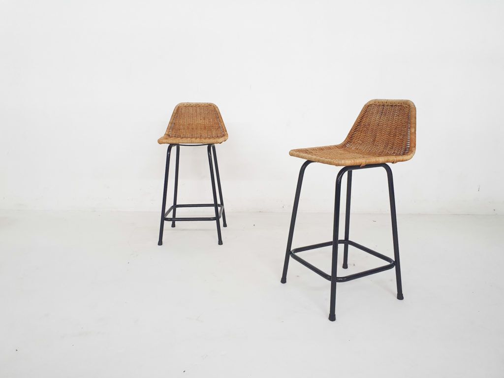 Set van twee Rohe Noordwolde barkrukken van rotan en metaal, Nederland, ca. jaren 1950