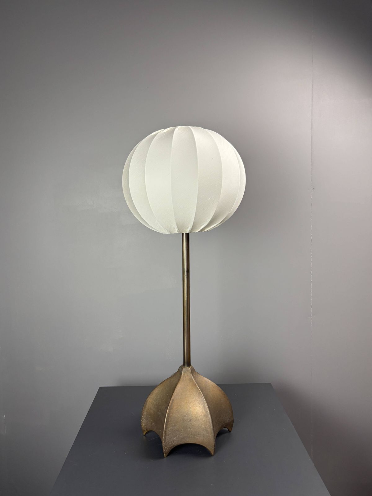 Grande lampe de table brutaliste en bronze, Jan des Bouvrie pour Qasar, Pays-Bas, années 1990 photo buy