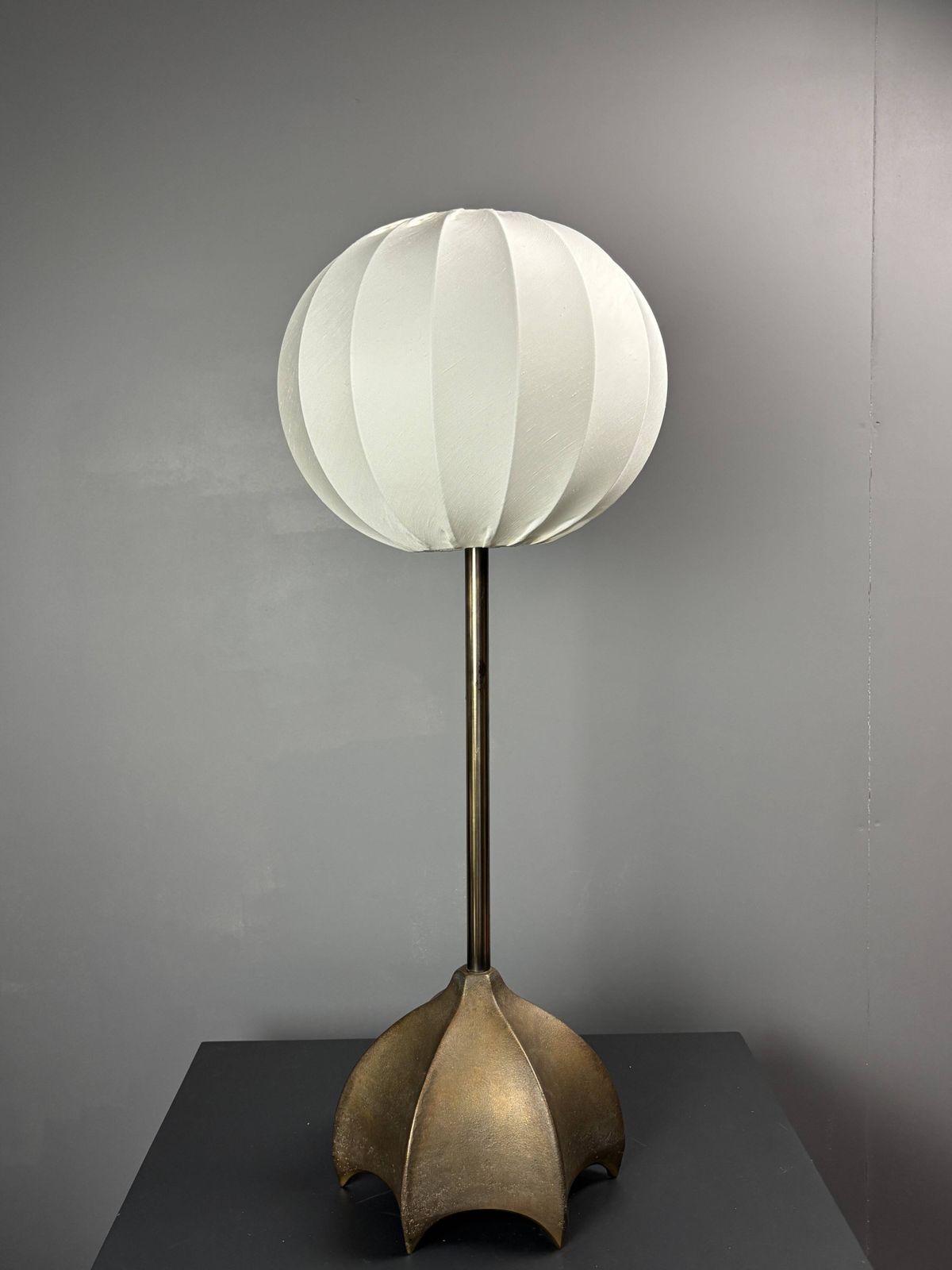 Grande lampe de table brutaliste en bronze, Jan des Bouvrie pour Qasar, Pays-Bas, années 1990 photo vintage