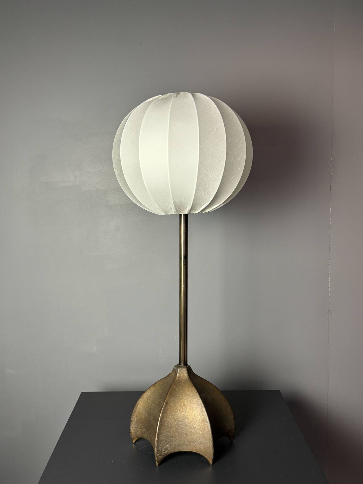 photo for sale Grande lampe de table brutaliste en bronze, Jan des Bouvrie pour Qasar, Pays-Bas, années 1990