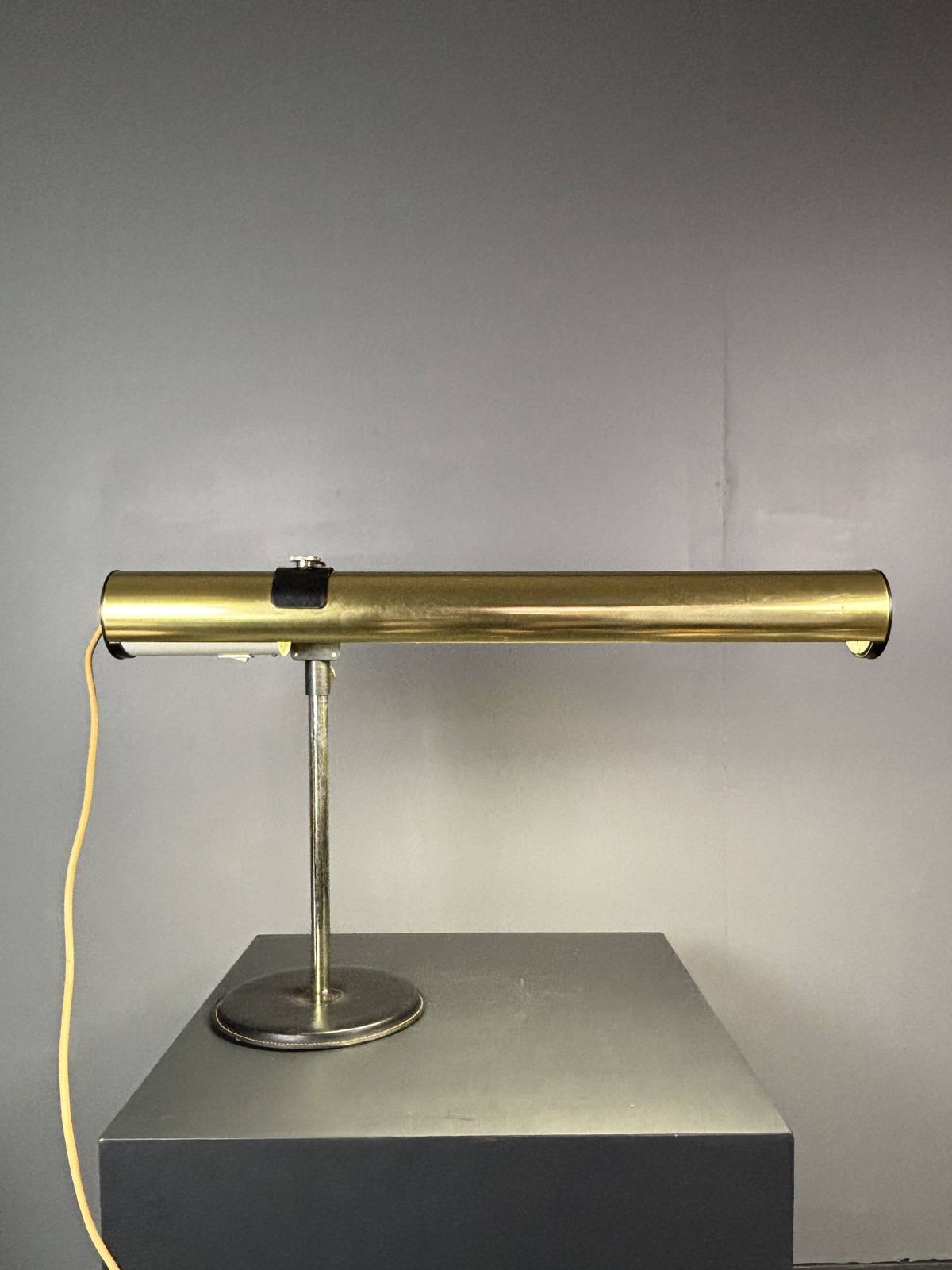 photo buy Grande lampe de bureau en laiton Ateljé Lyktan, modèle Kanon, par Göran Pehrson, 1978