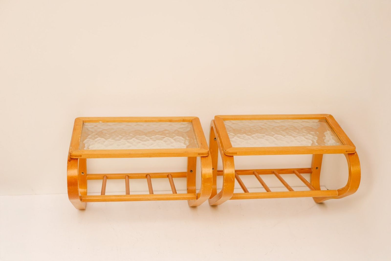 Tables de chevet scandinaves en bois courbé et verre, par Gemla, années 1920, lot de 2