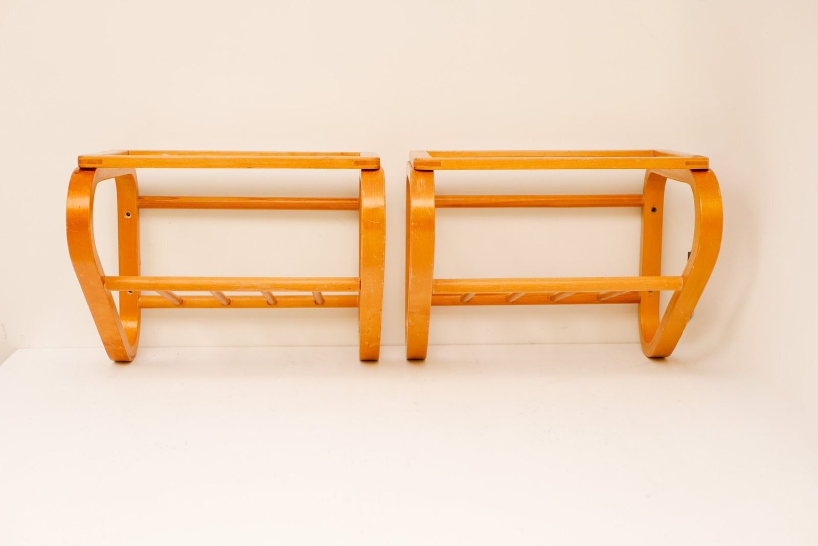 photo vinterior Tables de chevet scandinaves en bois courbé et verre, par Gemla, années 1920, lot de 2