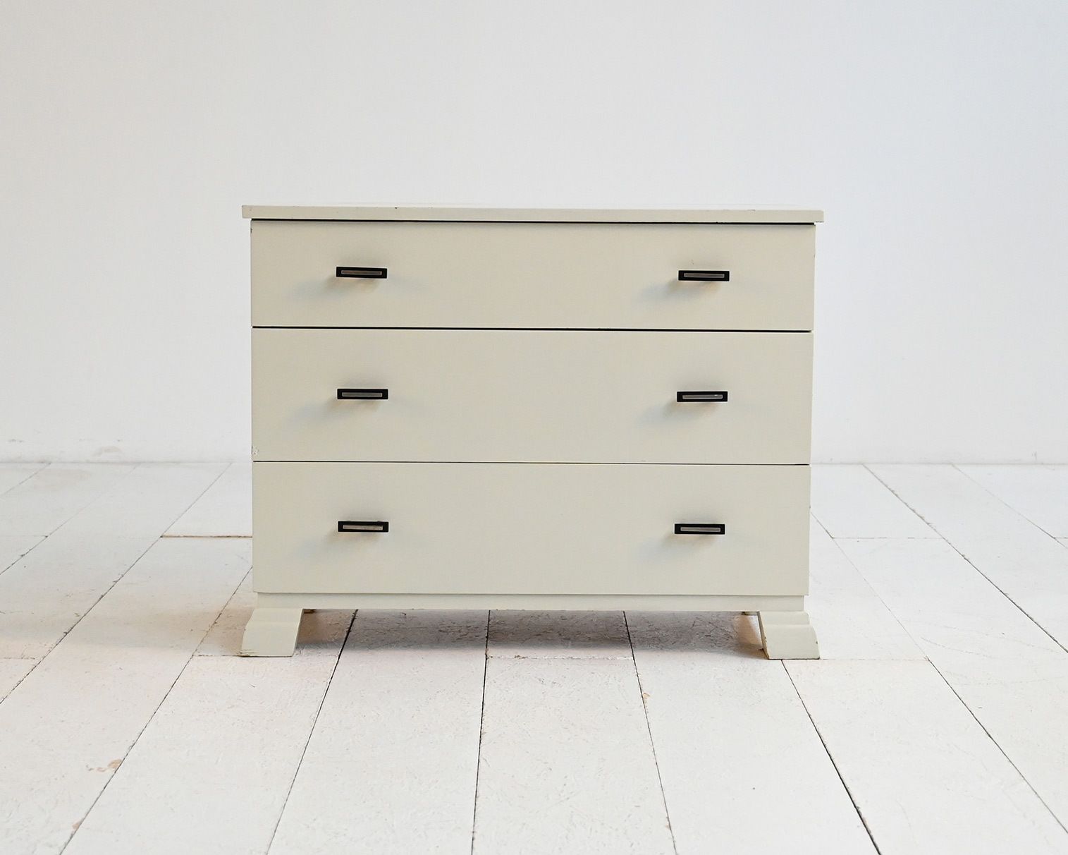 Scandinavische gelakte kast, jaren 1930/40