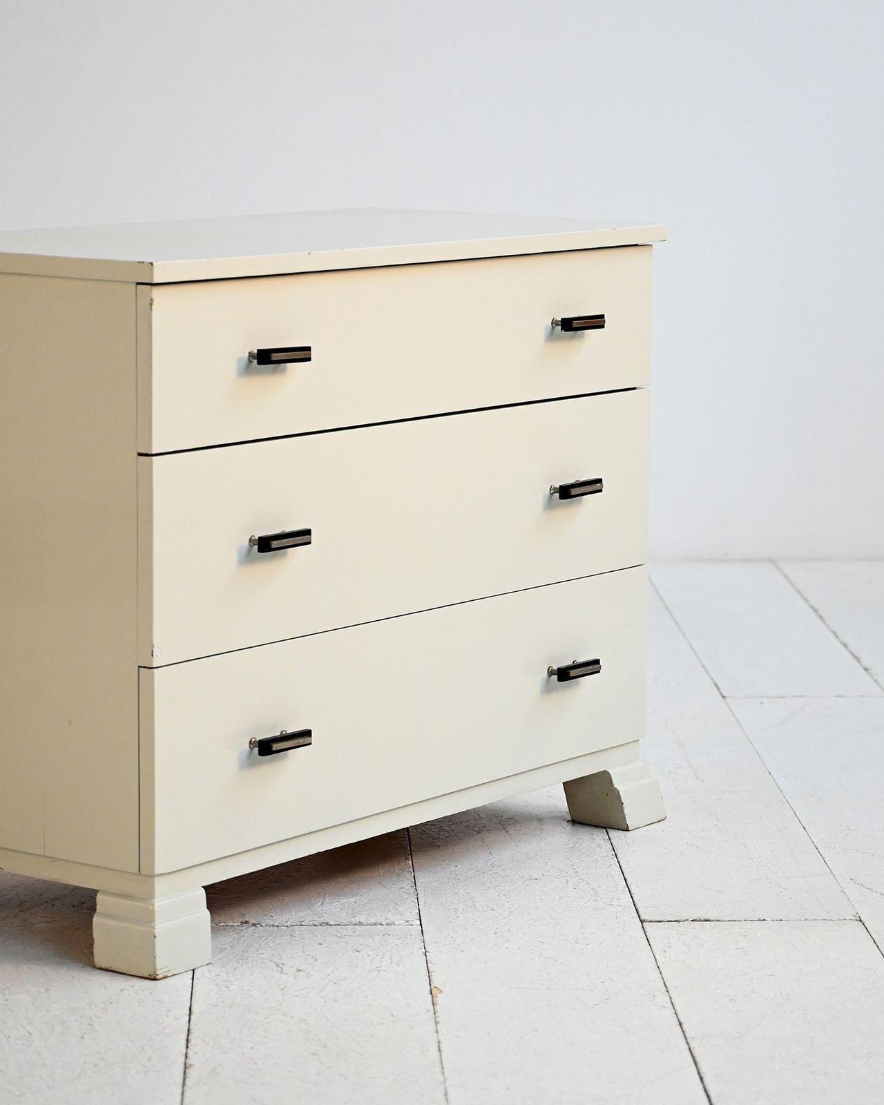 Scandinavische gelakte kast, jaren 1930/40 photo vinterior