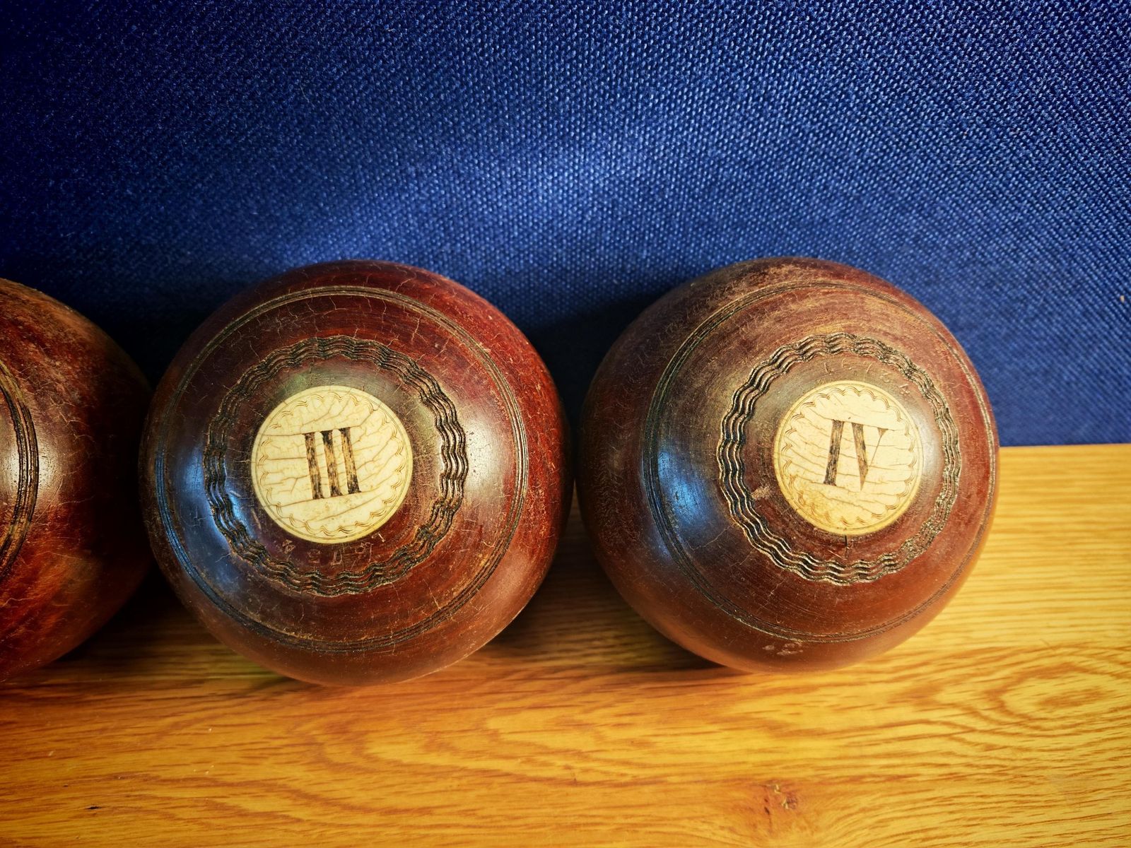 Boules de pétanque sur gazon vintage Thomas Taylor Glasgow en bois massif, biais complet 3, bon état de fonctionnement photo for sale