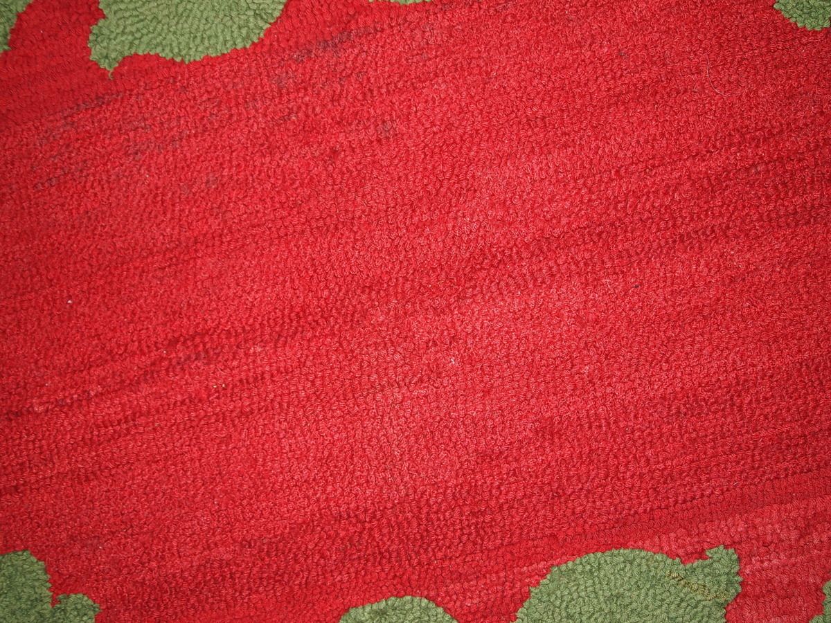 Handgemaakte antieke Amerikaanse gehaakte vloerkleed 88 cm x 152 cm, ca. jaren 1920, wol, rood-groen photo Textiel