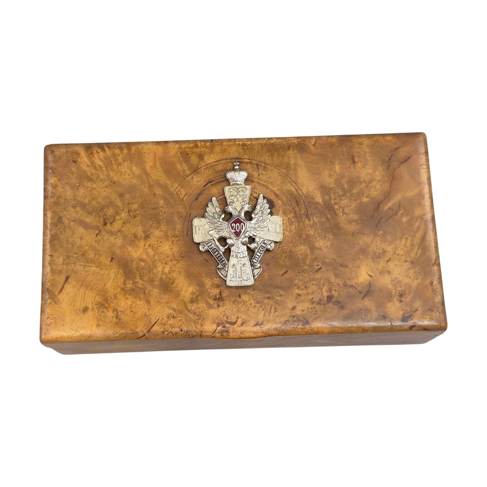 Russische officiersdoos in Karelisch berkenhout met zilveren emaille-insigne, 1914 photo furniture