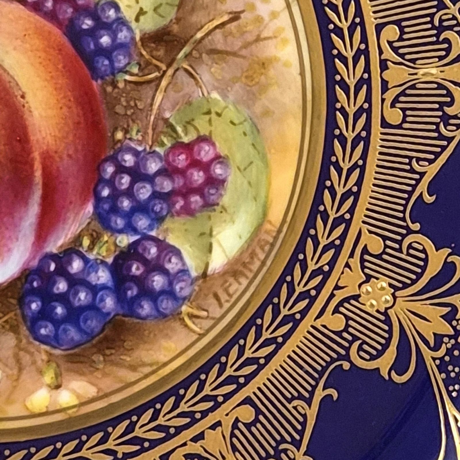 Royal Worcester Painted Fruit bord door Brian Leaman, ca. jaren 1970 photo for sale