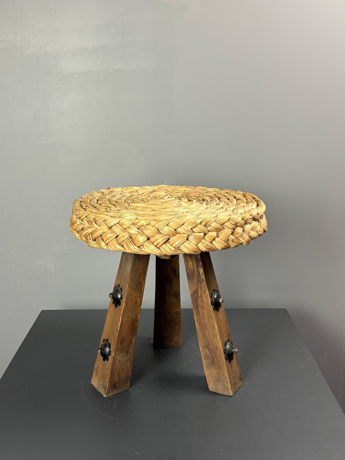Tabouret tripode mid-century en corde tressée, dans le style de Audoux & Minet, années 1950 photo furniture
