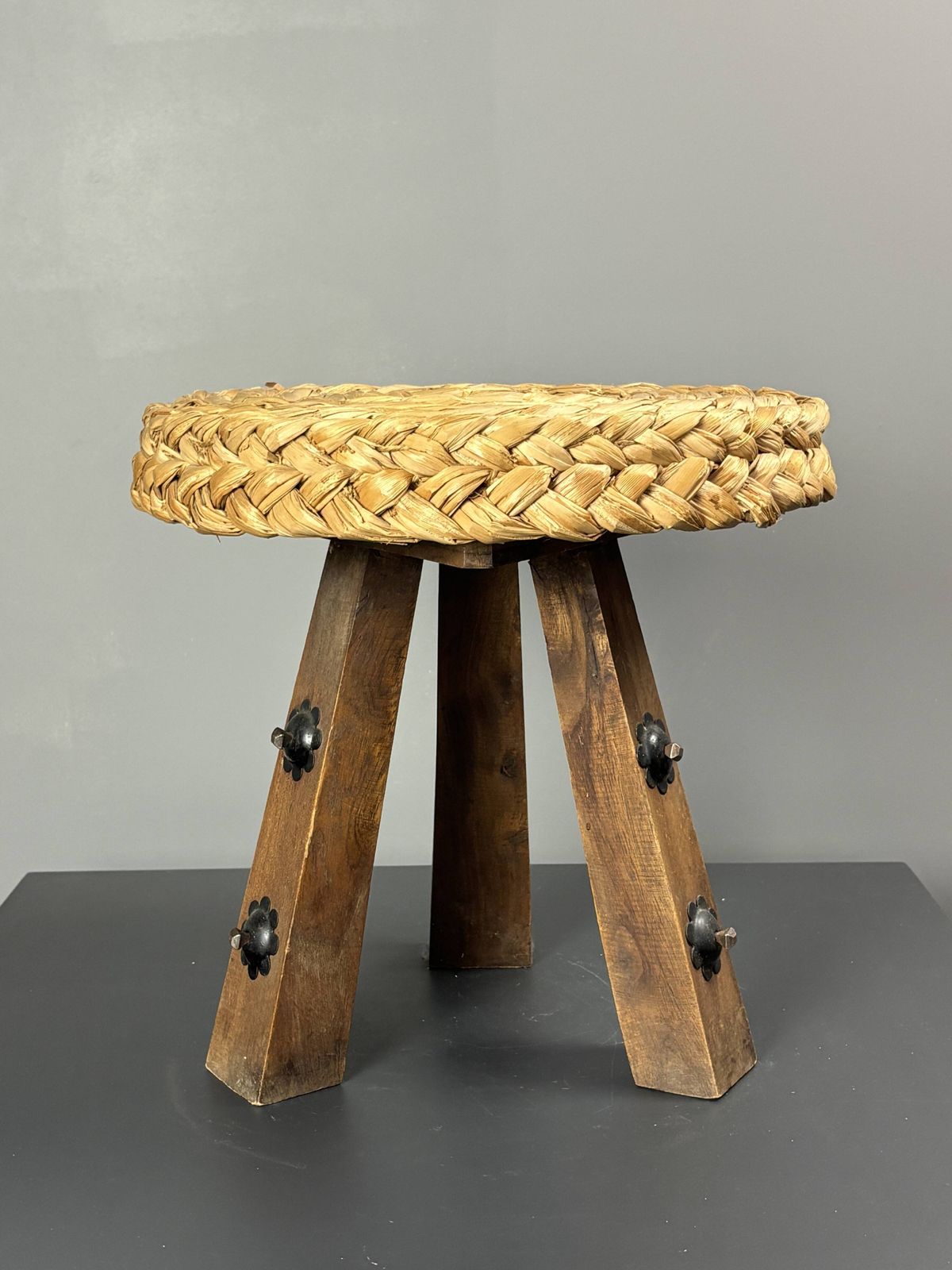 Tabouret tripode mid-century en corde tressée, dans le style de Audoux & Minet, années 1950 photo for sale