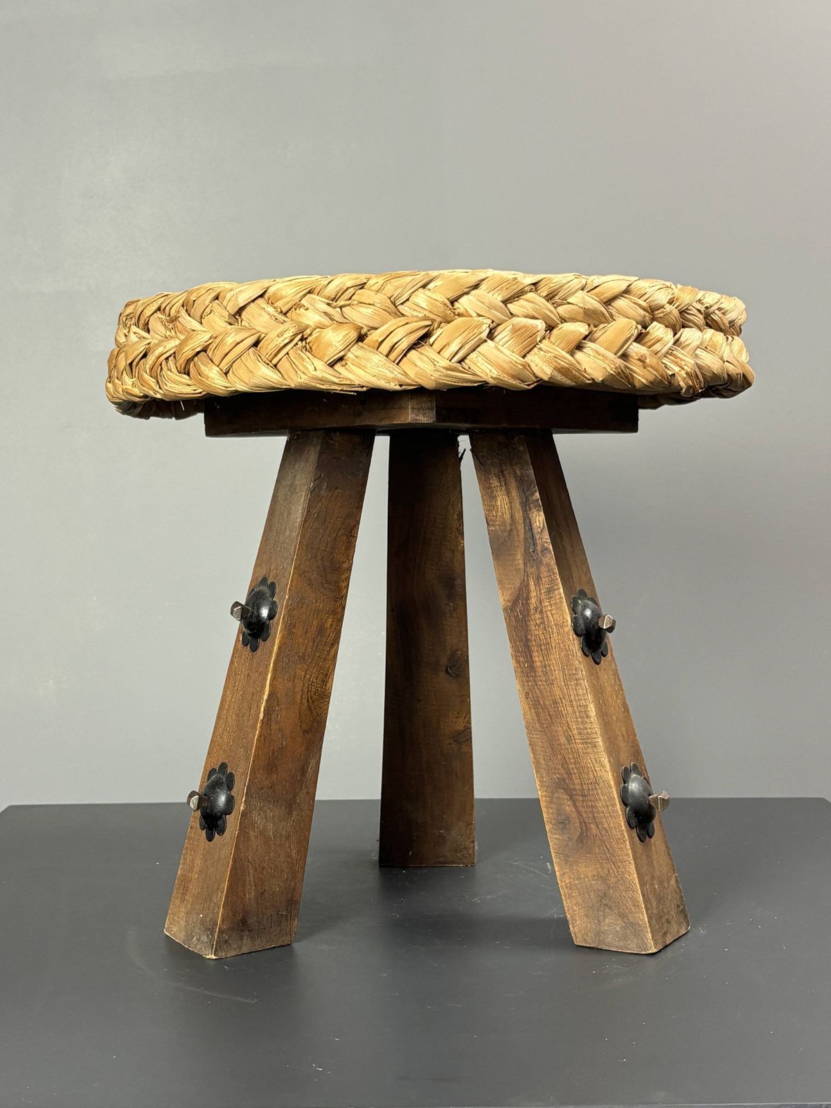 Tabouret tripode mid-century en corde tressée, dans le style de Audoux & Minet, années 1950 photo Mobilier