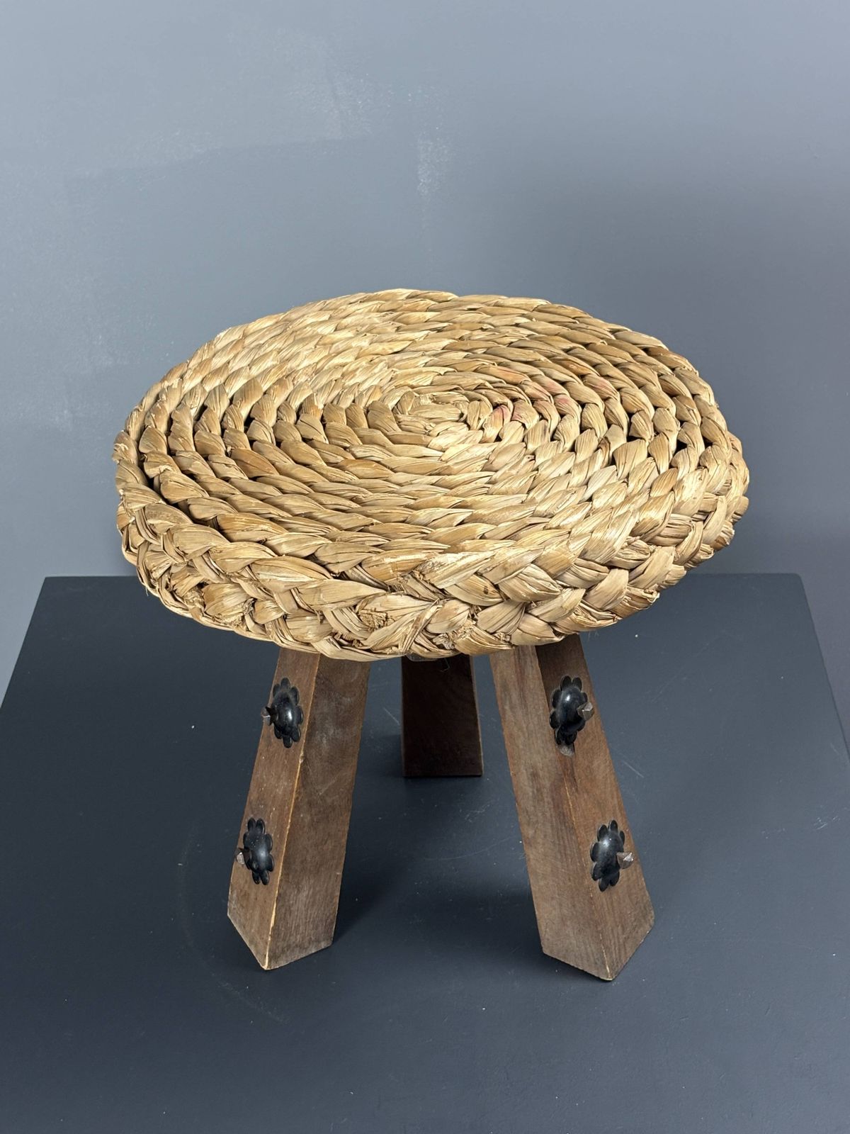 Mobilier Tabouret tripode mid-century en corde tressée, dans le style de Audoux & Minet, années 1950 photo
