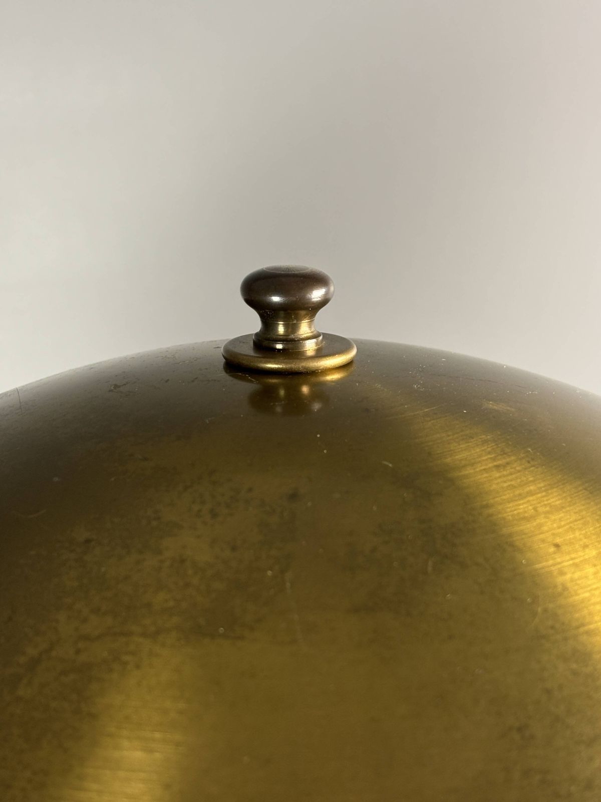 Lampe de table XL mid-century en mosaïque et laiton, abat-jour champignon doré, années 1960 photo Luminaires