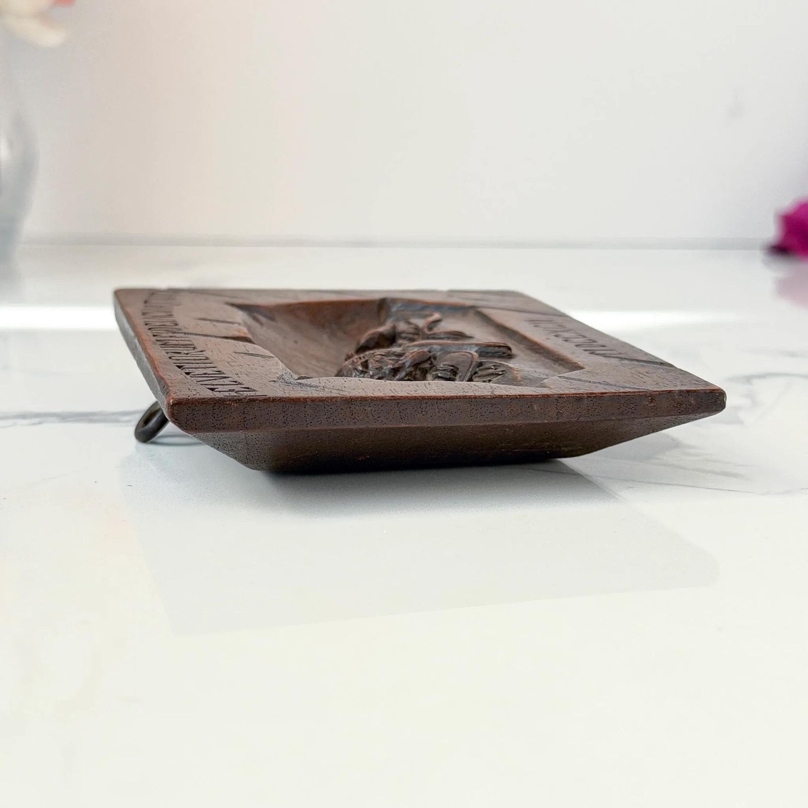 photo furniture Antiek Zwitsers gesneden houten wandplaquette Leeuw van Luzern, gedenkteken