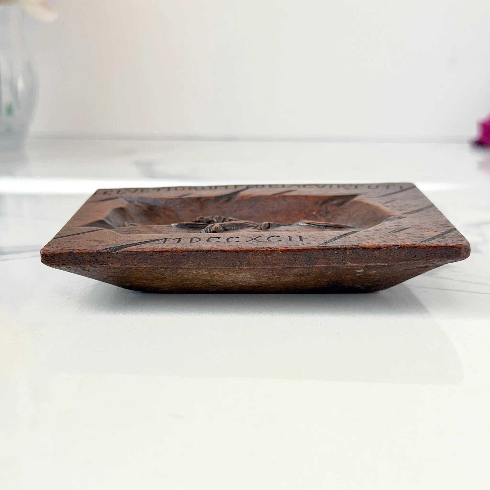 photo for sale Antiek Zwitsers gesneden houten wandplaquette Leeuw van Luzern, gedenkteken