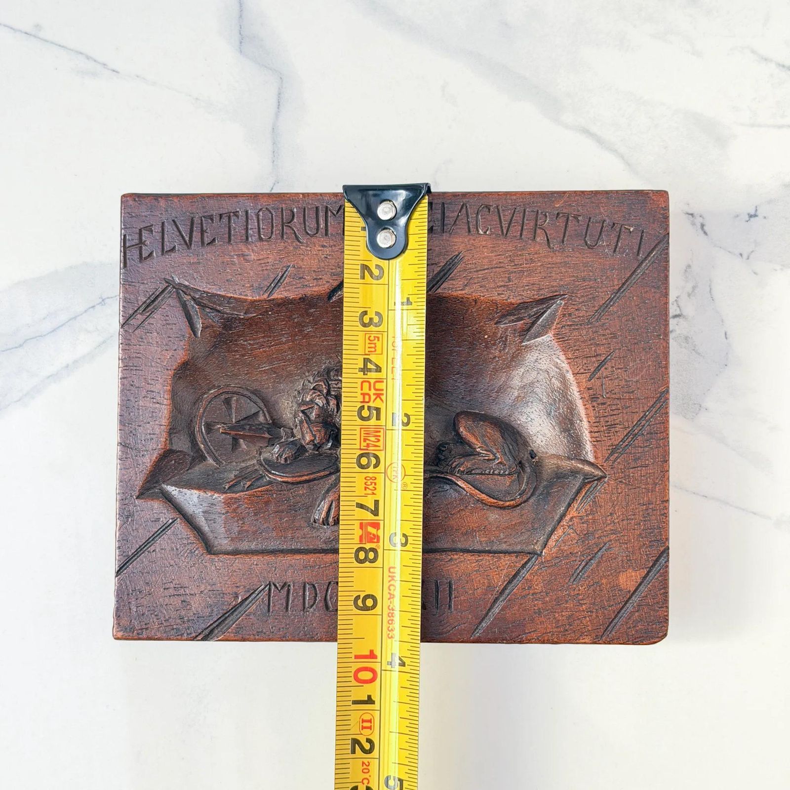 120.0 Antiek Zwitsers gesneden houten wandplaquette Leeuw van Luzern, gedenkteken photo