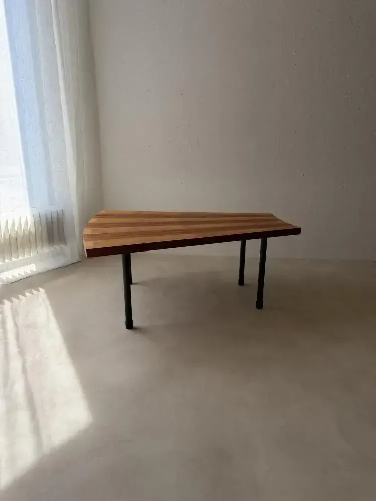 Waaiervormige salontafel met ingelegd hout, ca. jaren 1950 photo vintage