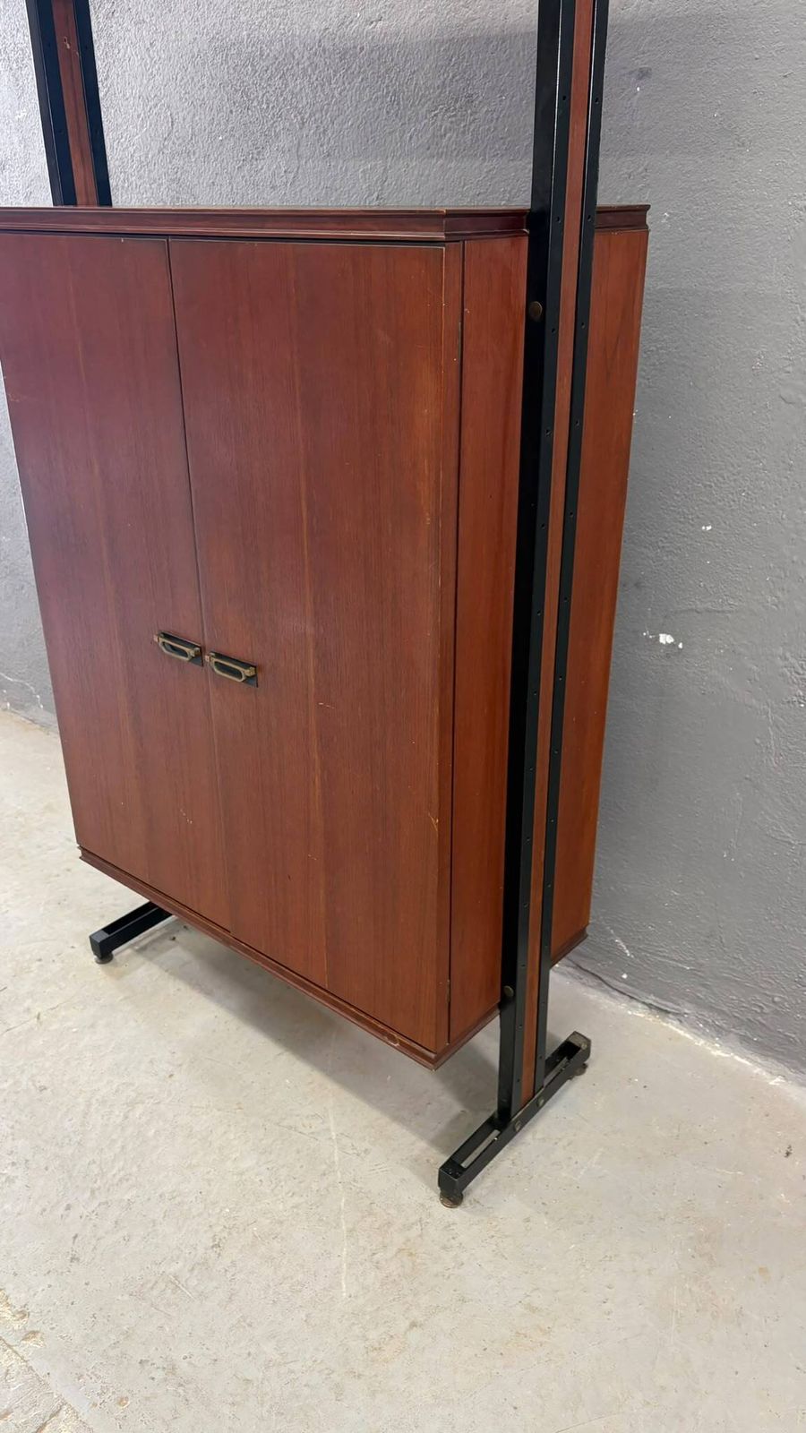 Mid-Century Modern modulaire wandkast, fineer & zwart metalen kast, jaren 1960, Europa photo Meubels