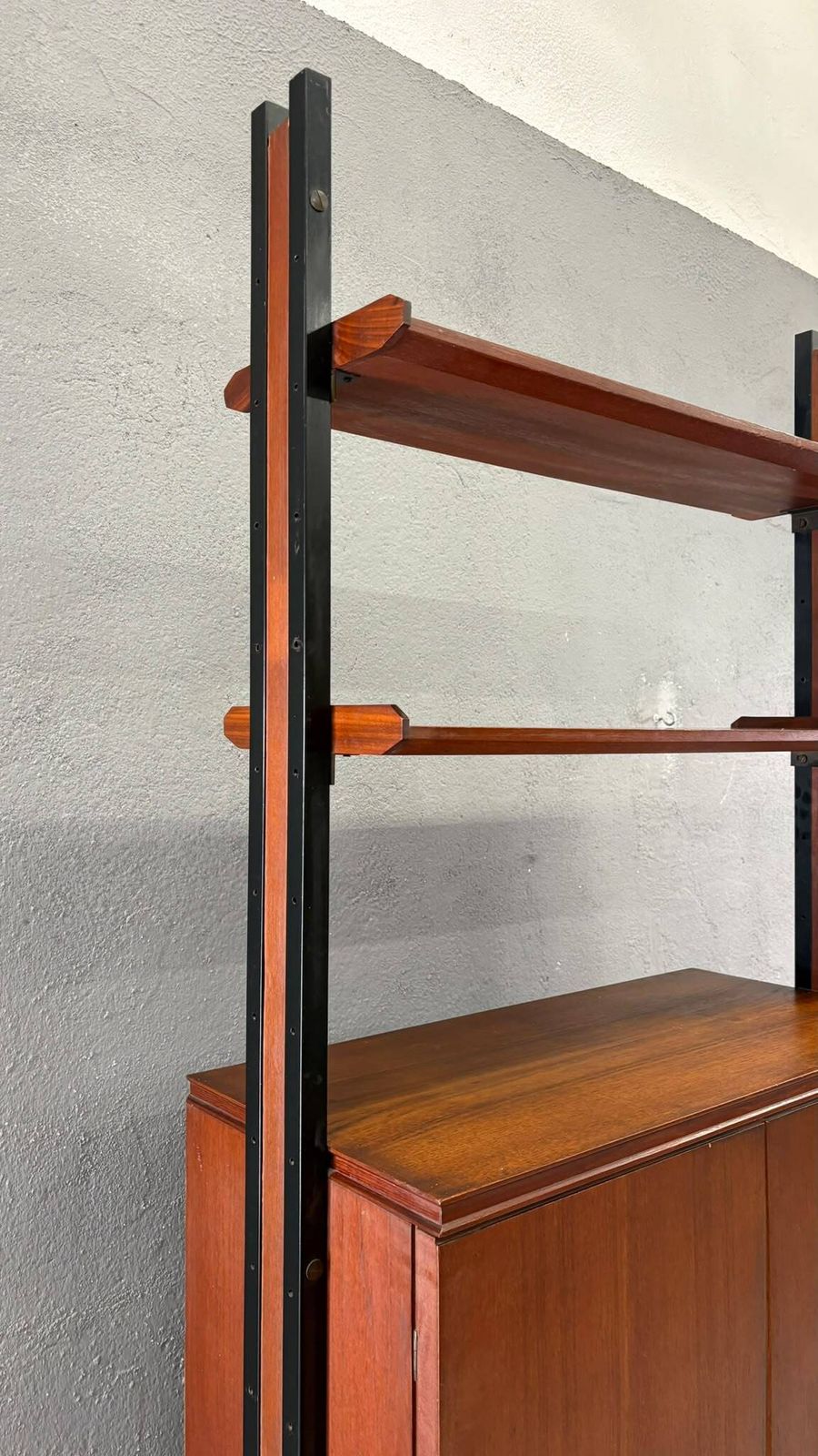 Mid-Century Modern modulaire wandkast, fineer & zwart metalen kast, jaren 1960, Europa photo 1479.0