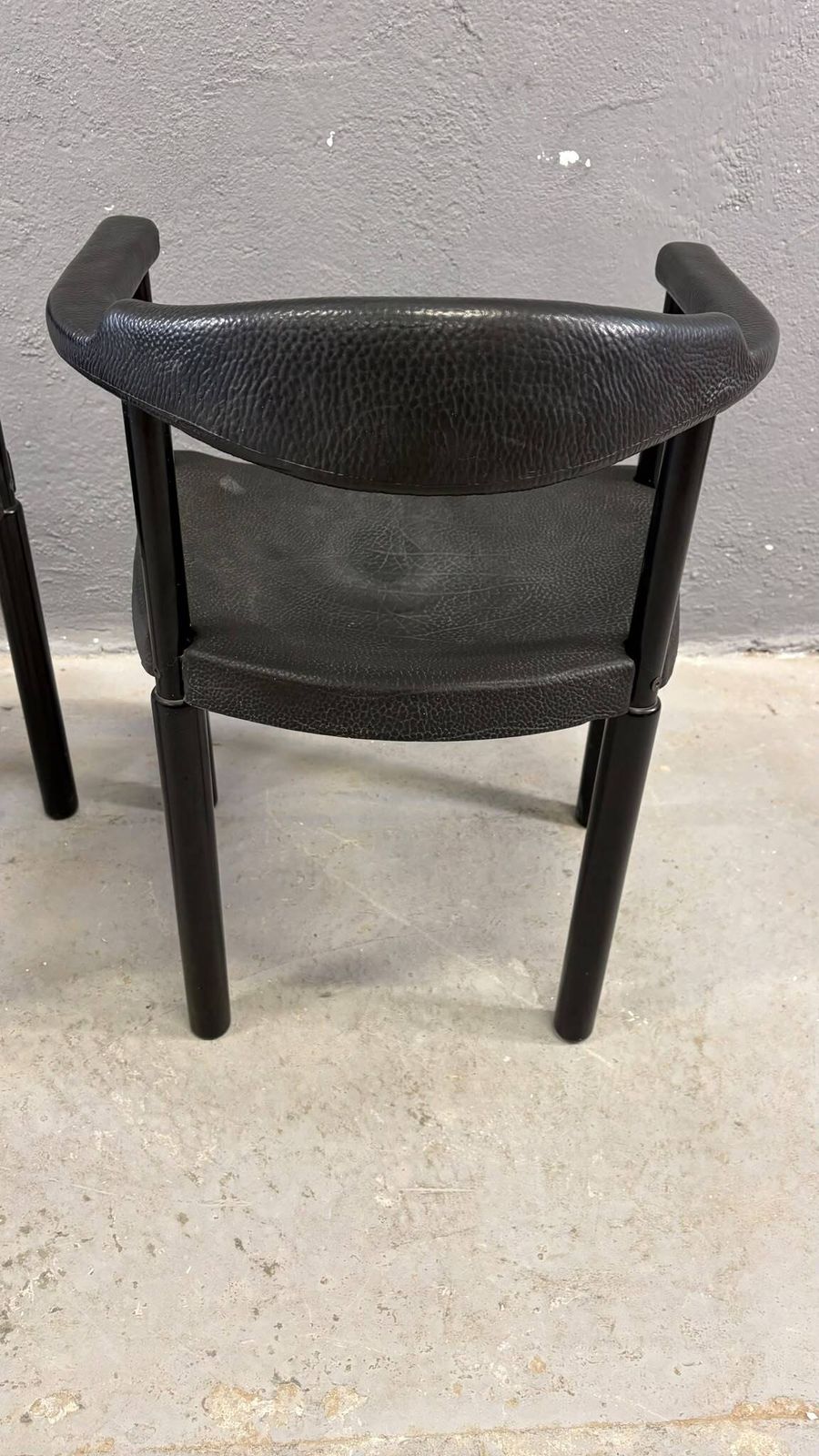 Paar zwarte postmoderne fauteuils, gegoten kunststof, ca. jaren 1980, Europa photo 673.0