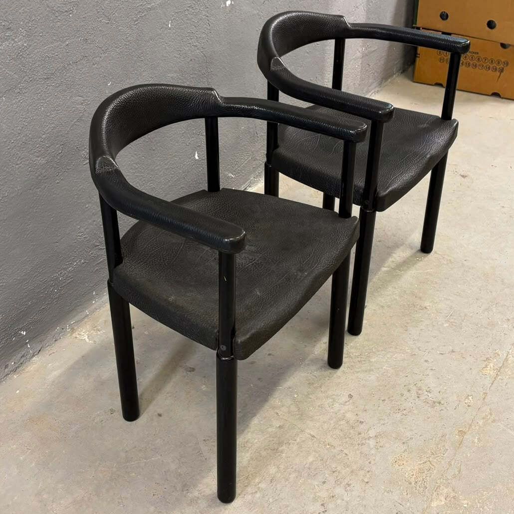 photo furniture Paar zwarte postmoderne fauteuils, gegoten kunststof, ca. jaren 1980, Europa