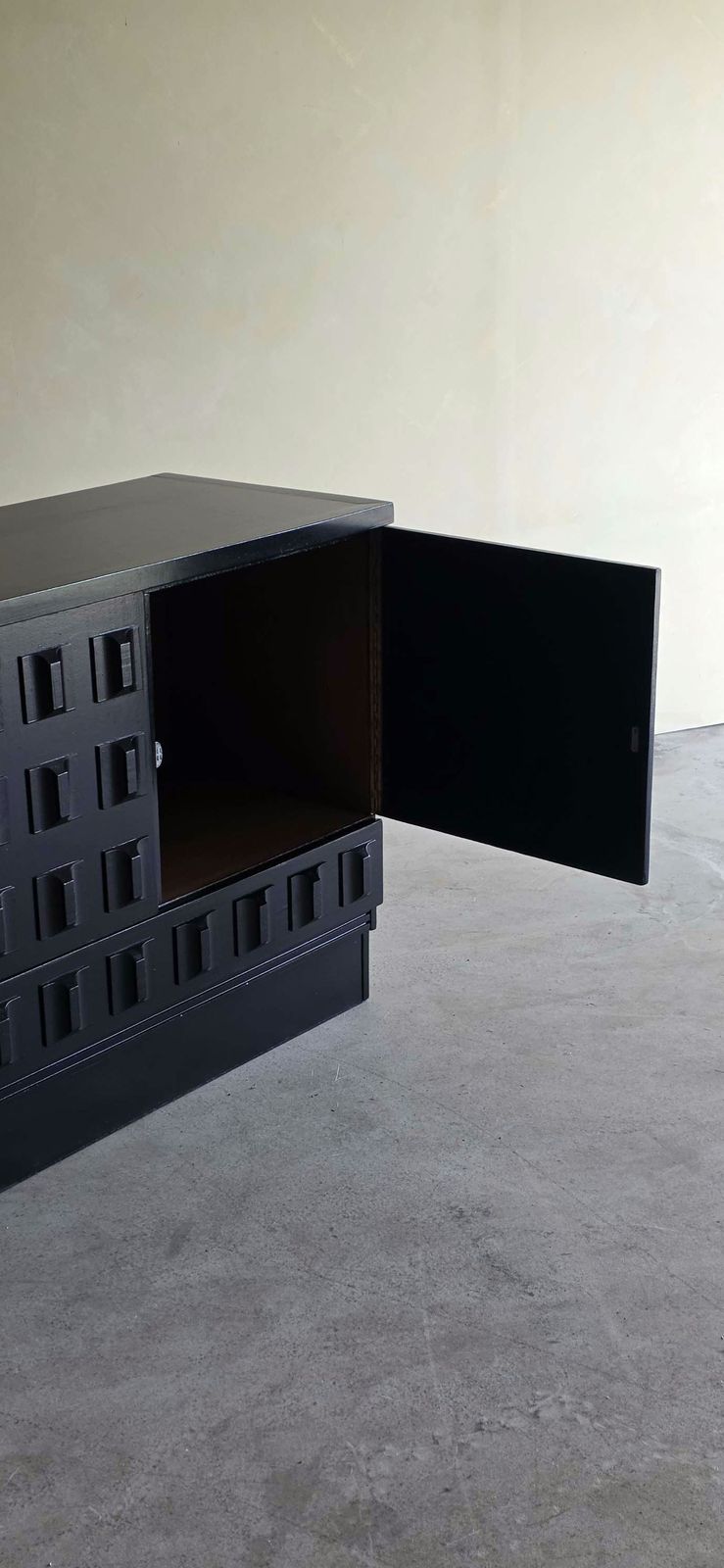 Mobilier Enfilade brutaliste noire, Belgique, années 1970 photo