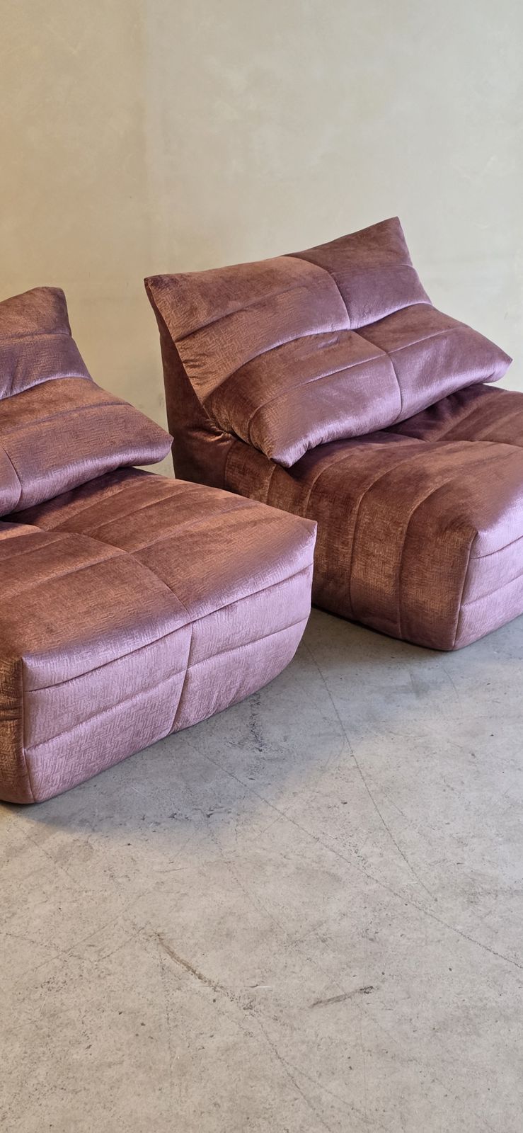 Lot de 2 fauteuils de salon par Marc Held pour Dunlopillo en velours rose, années 1970 photo Mobilier