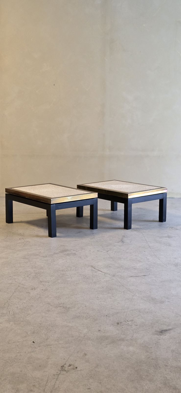 Set van 2 travertijnen bijzettafels met messing, jaren 1970 photo furniture