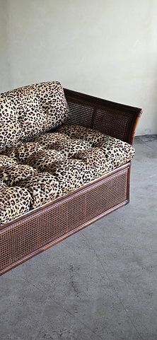 Vintage driezitsbank in rotan en riet met luipaardprint bekleding photo Meubels