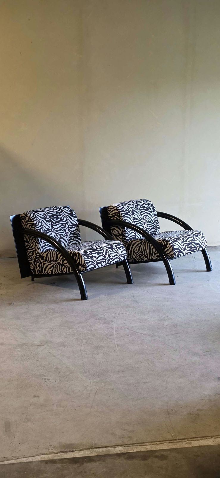 Ensemble de fauteuils post-modernes noirs à motif géométrique, coussins imprimé zèbre