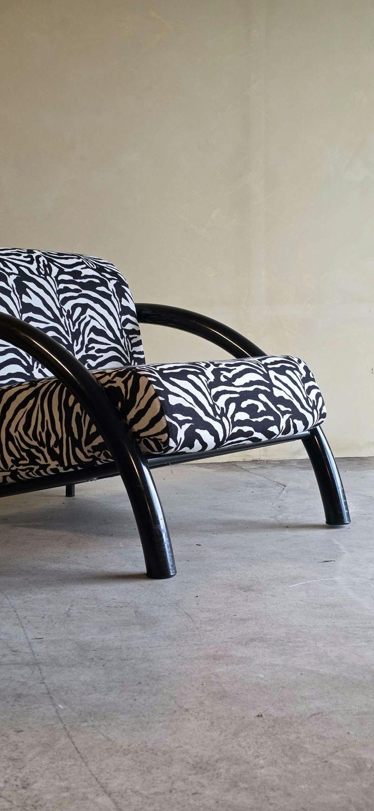 photo vinterior Set Of Black Post Modern Geometric Armchairs With Zebra Print Cushions