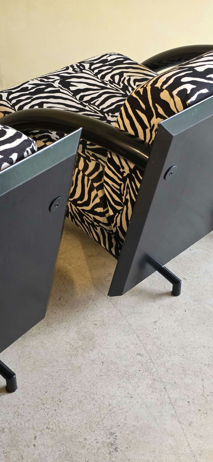 photo buy Ensemble de fauteuils post-modernes noirs à motif géométrique, coussins imprimé zèbre