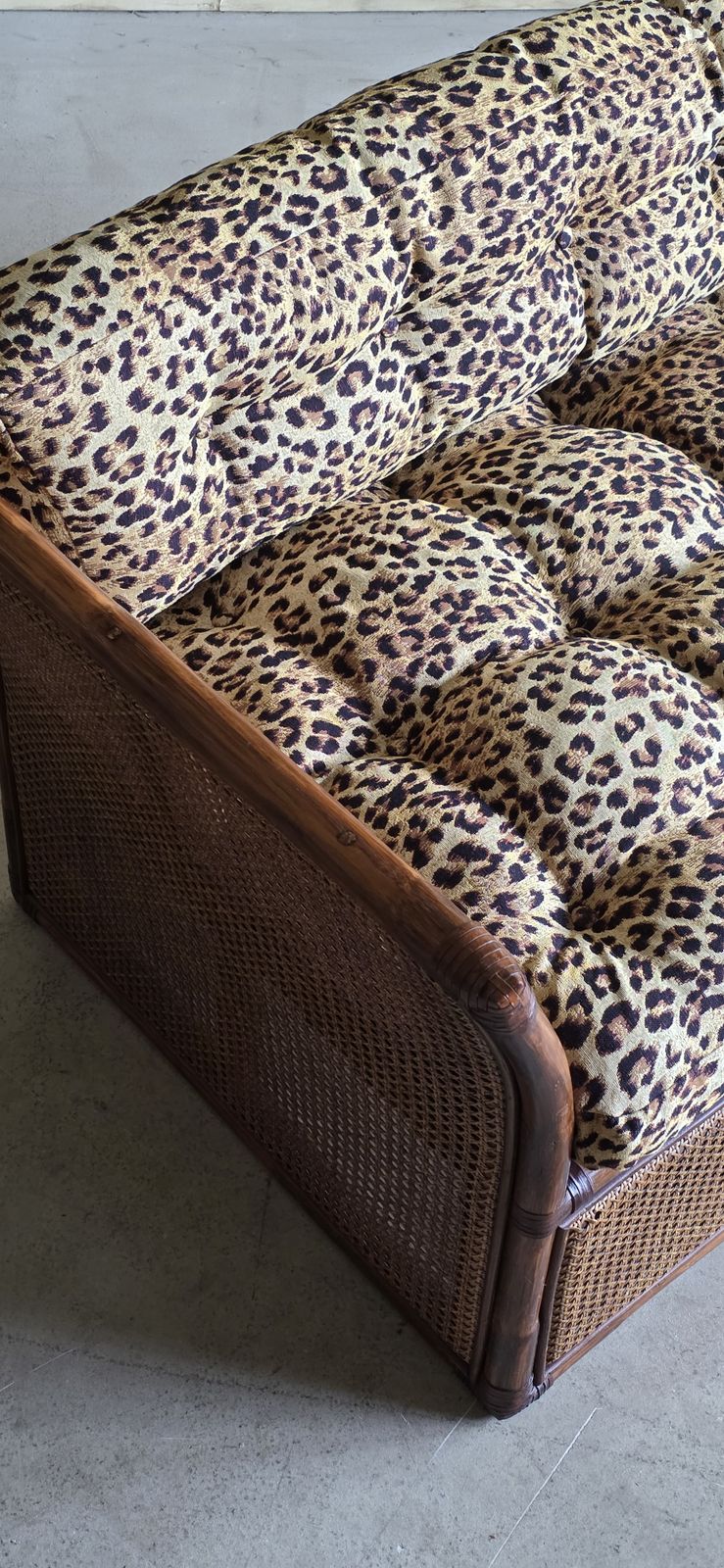 Fauteuil de salon vintage 2 places en rotin et roseau, revêtement imprimé léopard photo buy