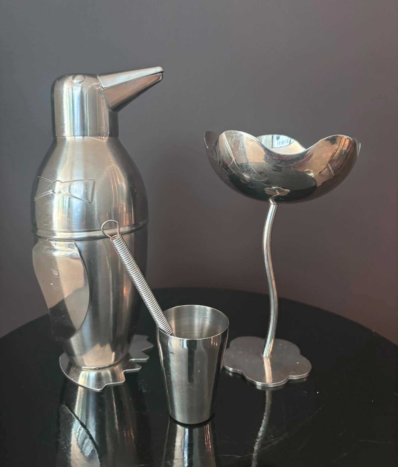Set de bar à cocktails vintage en acier inoxydable, shaker pingouin, coupe fleur moderniste, doseur et mini fouet photo furniture