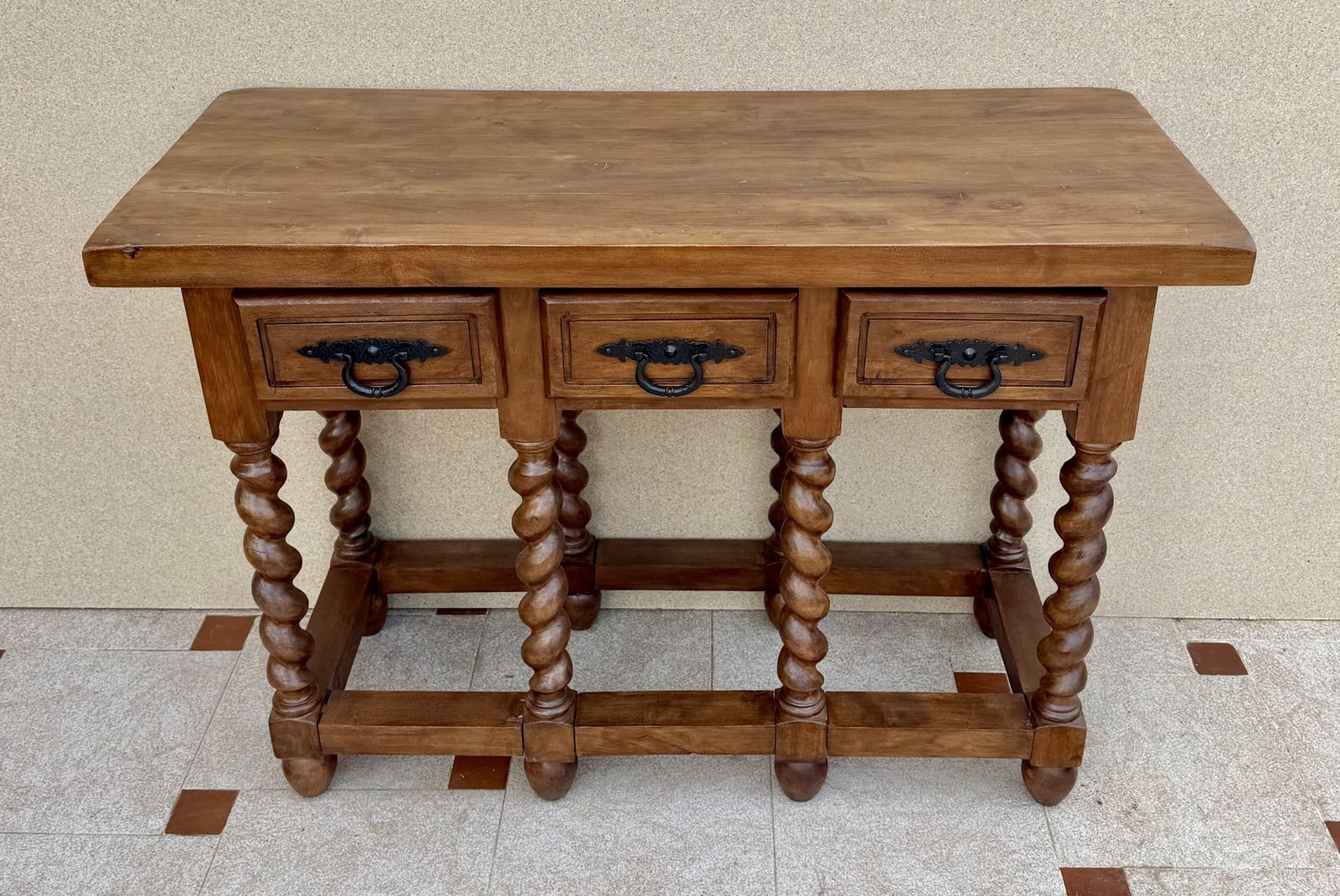 Spaanse consoletafel van massief hout met drie lades, midden 20e eeuw photo 2400.0