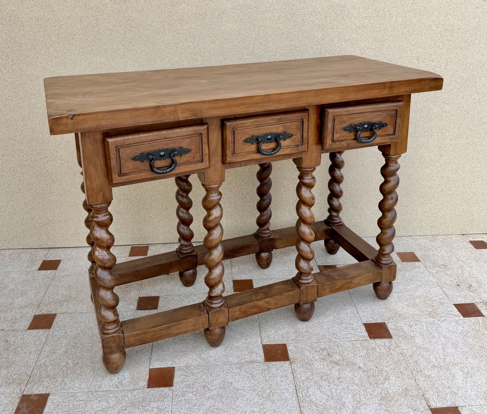 photo vinterior Spaanse consoletafel van massief hout met drie lades, midden 20e eeuw