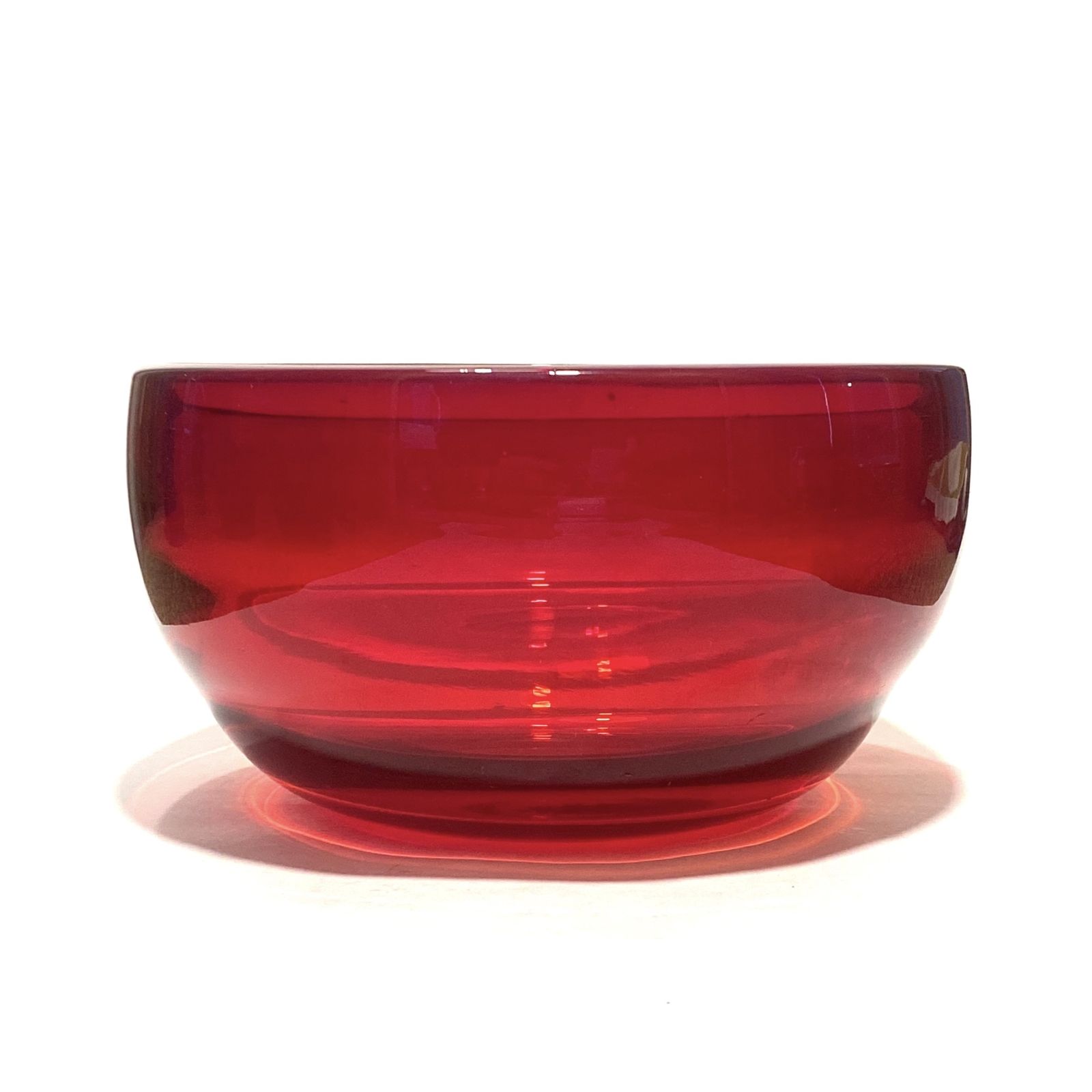 photo furniture Whitefriars Glass grote optische schaal 9380 in robijnrood, mid-century modern decor