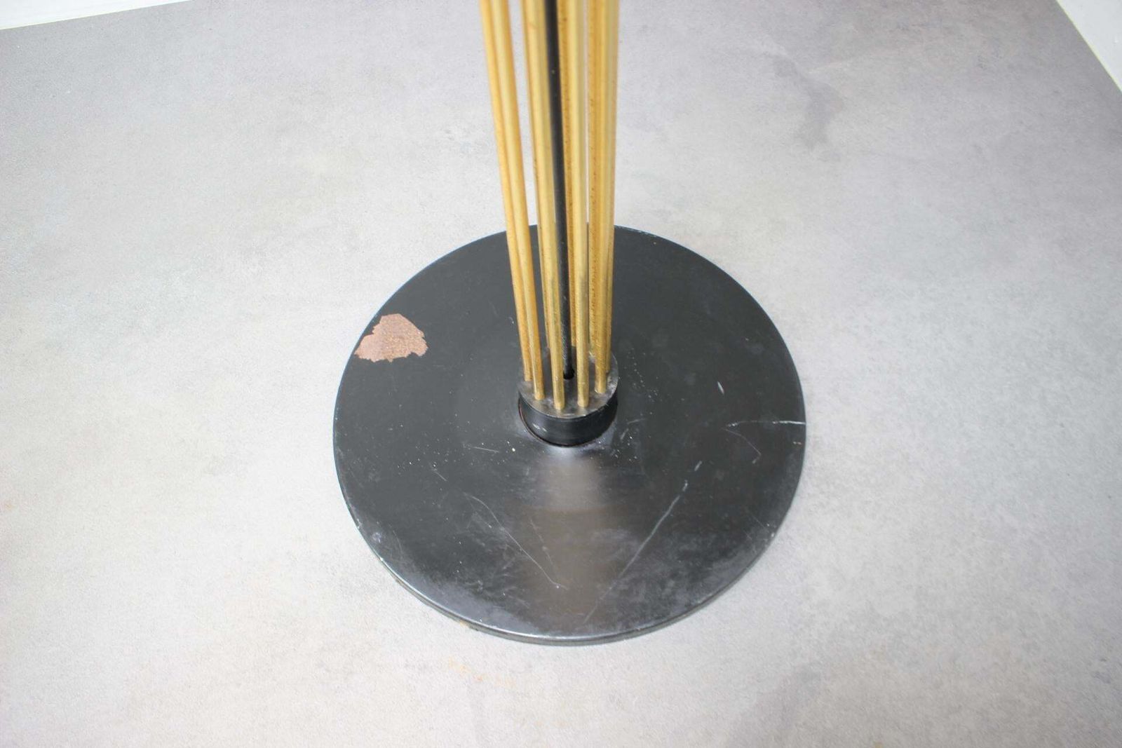 Italiaanse Postmodern kapstok van messing met zwarte houten eindknoppen, ca. 1980–1985 photo buy