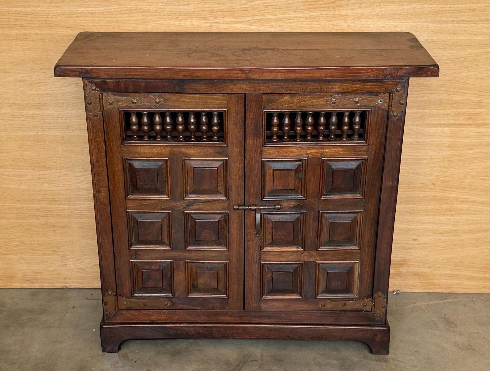 Cabinet espagnol d'époque en noyer, portes à panneaux sculptés à la main photo furniture
