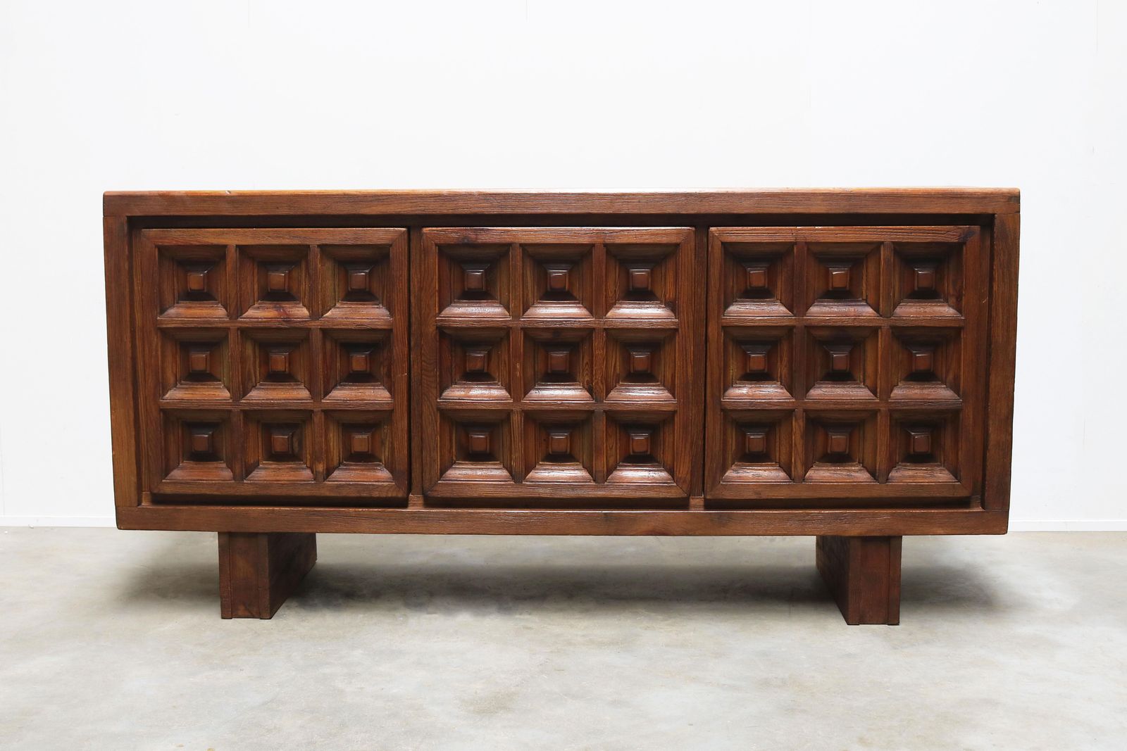 Zeldzaam mid-century design dressoir van Biosca, Spanje, Brutalist, 1960, gebeitst grenenhout photo Meubels