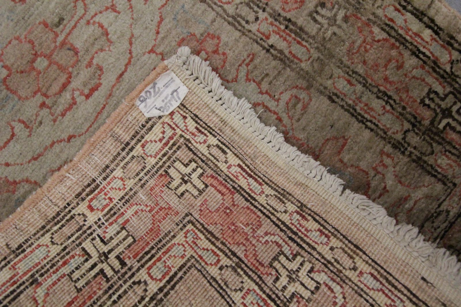 Traditioneel handgemaakt beige wollen loperkleed, lang oosters bloemmotief tapijt photo vinterior
