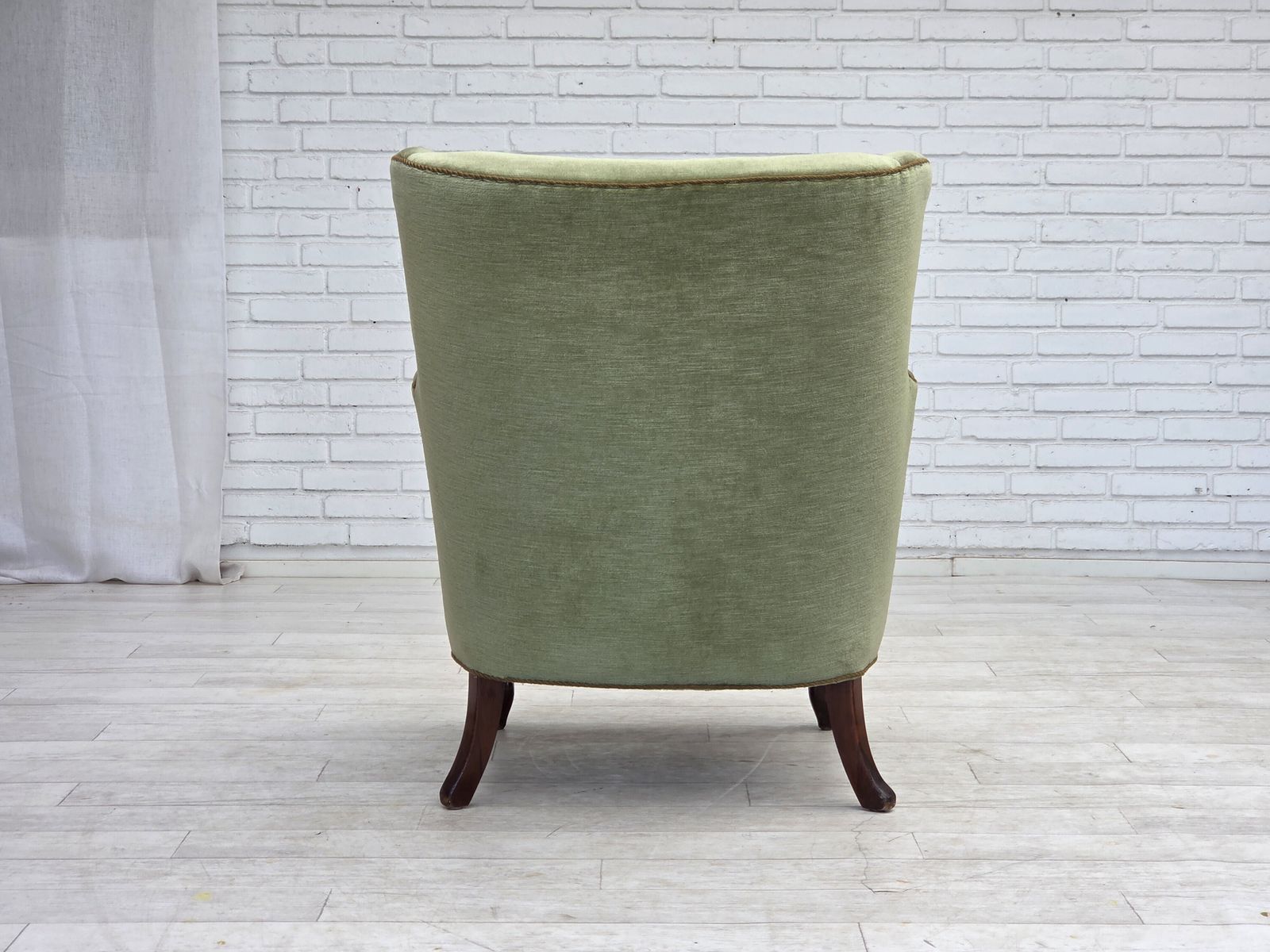 Meubels Ca. jaren 1960, Scandinavische fauteuil, groen meubelvelours, eikenhouten poten. photo