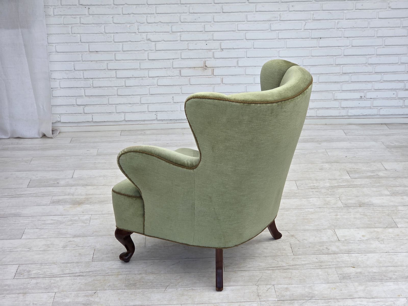 1320.0 Ca. jaren 1960, Scandinavische fauteuil, groen meubelvelours, eikenhouten poten. photo