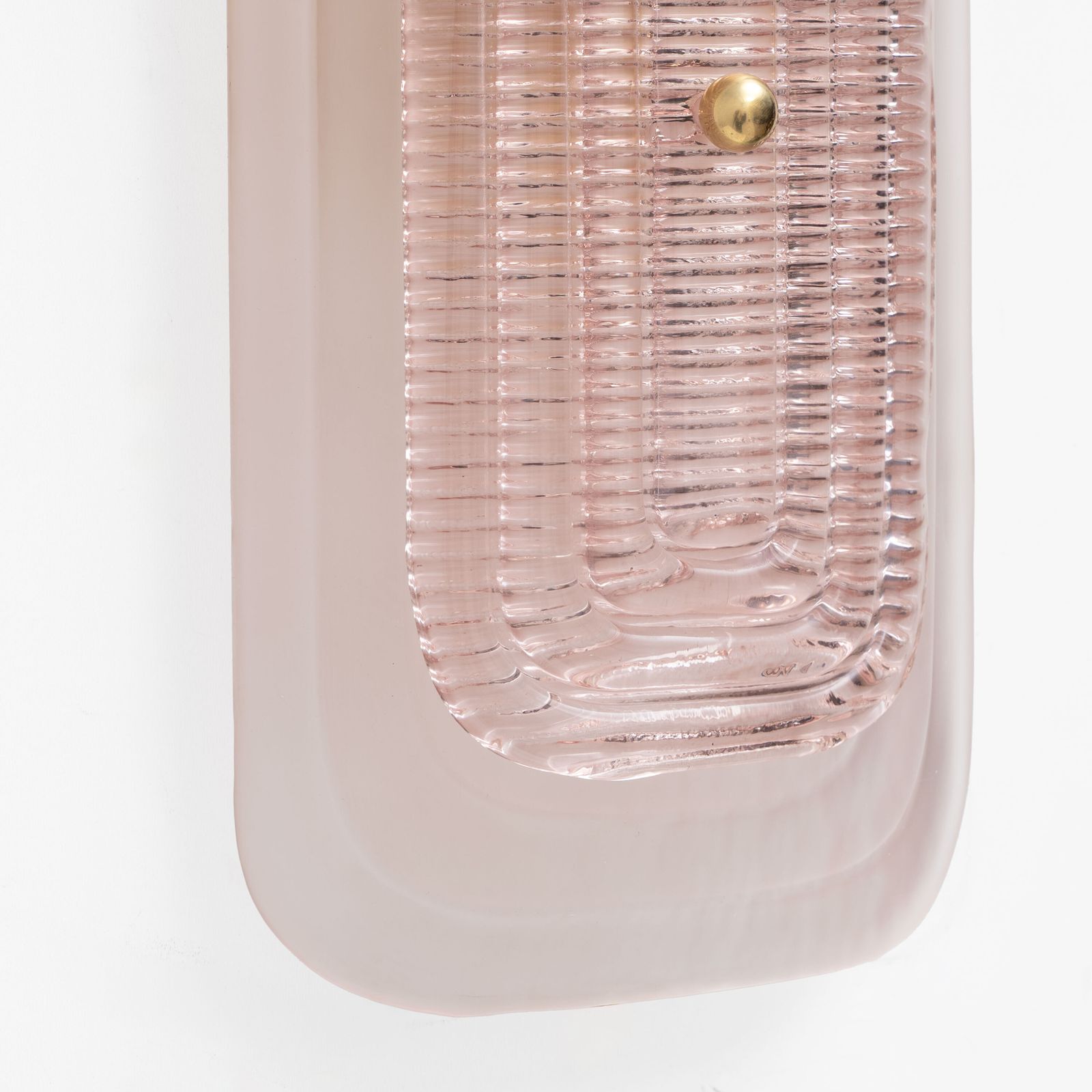 Paar art deco wandlampen van mat en glanzend roze Murano-glas en messing photo vinterior