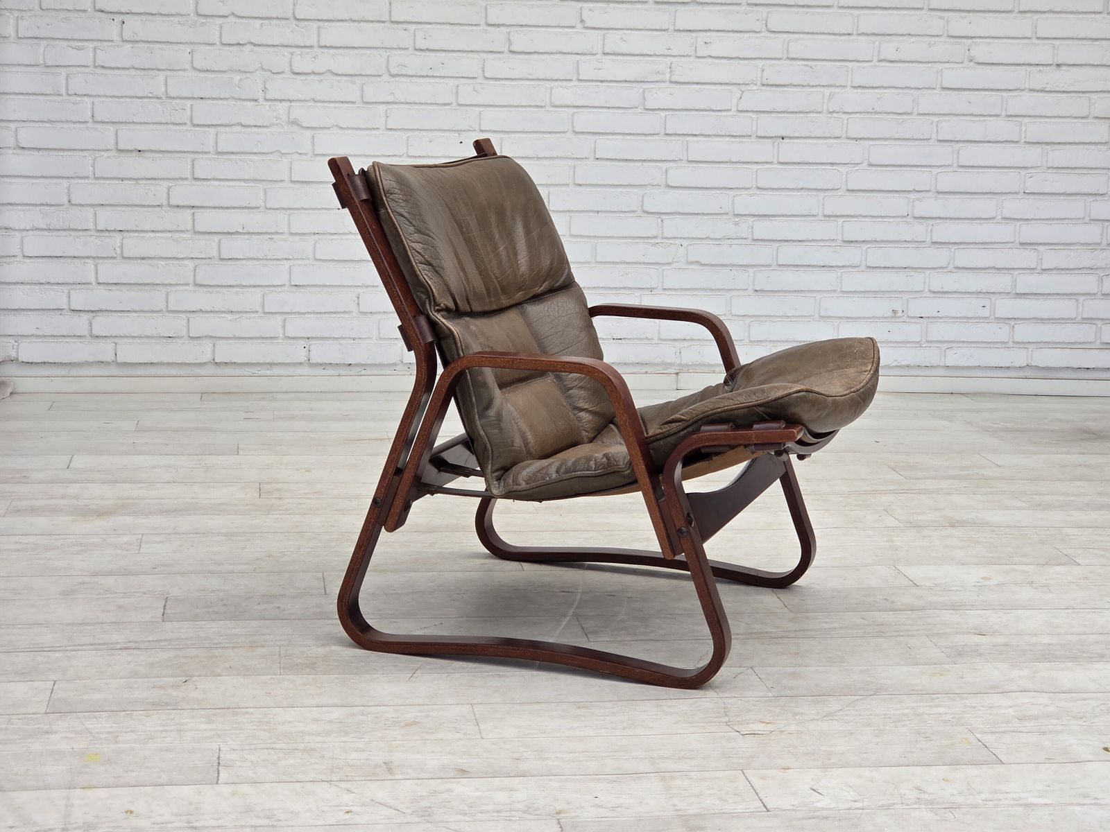 Ca. jaren 1970, Noorse loungestoel, bruin meubeleer. photo furniture
