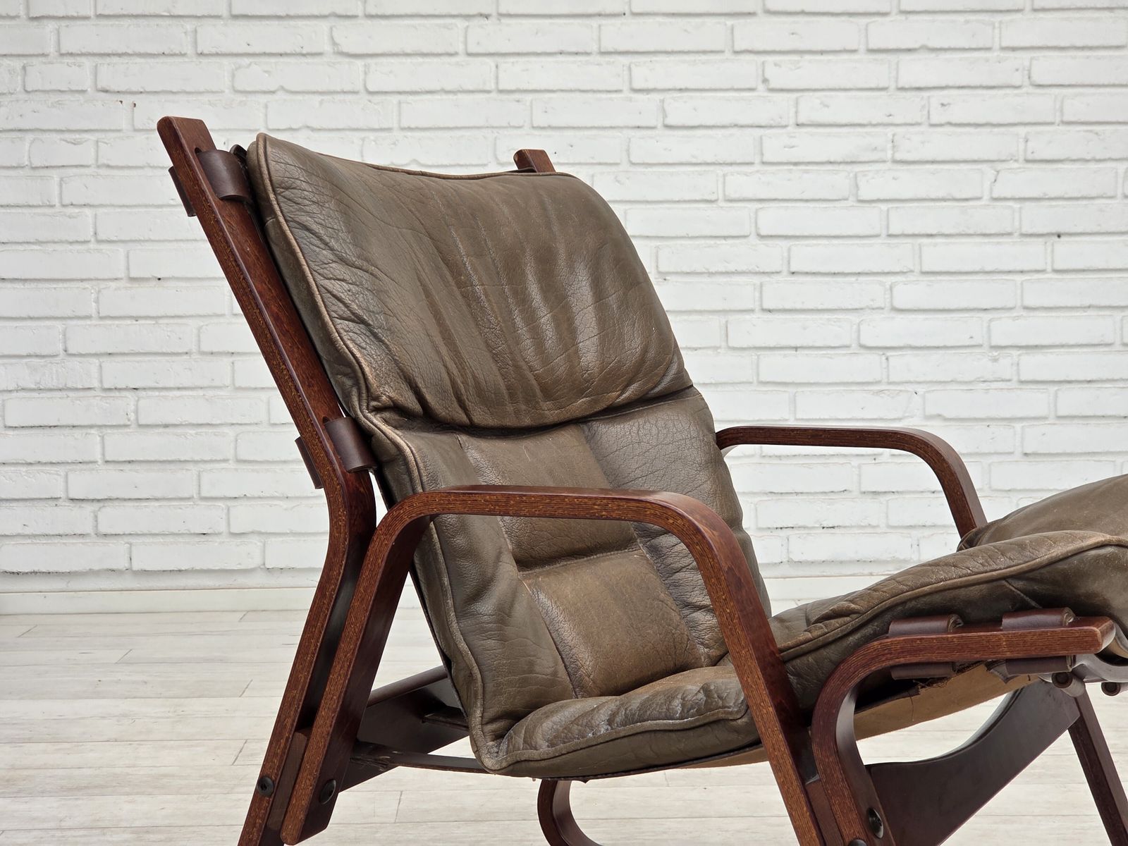Ca. jaren 1970, Noorse loungestoel, bruin meubeleer. photo 950.0