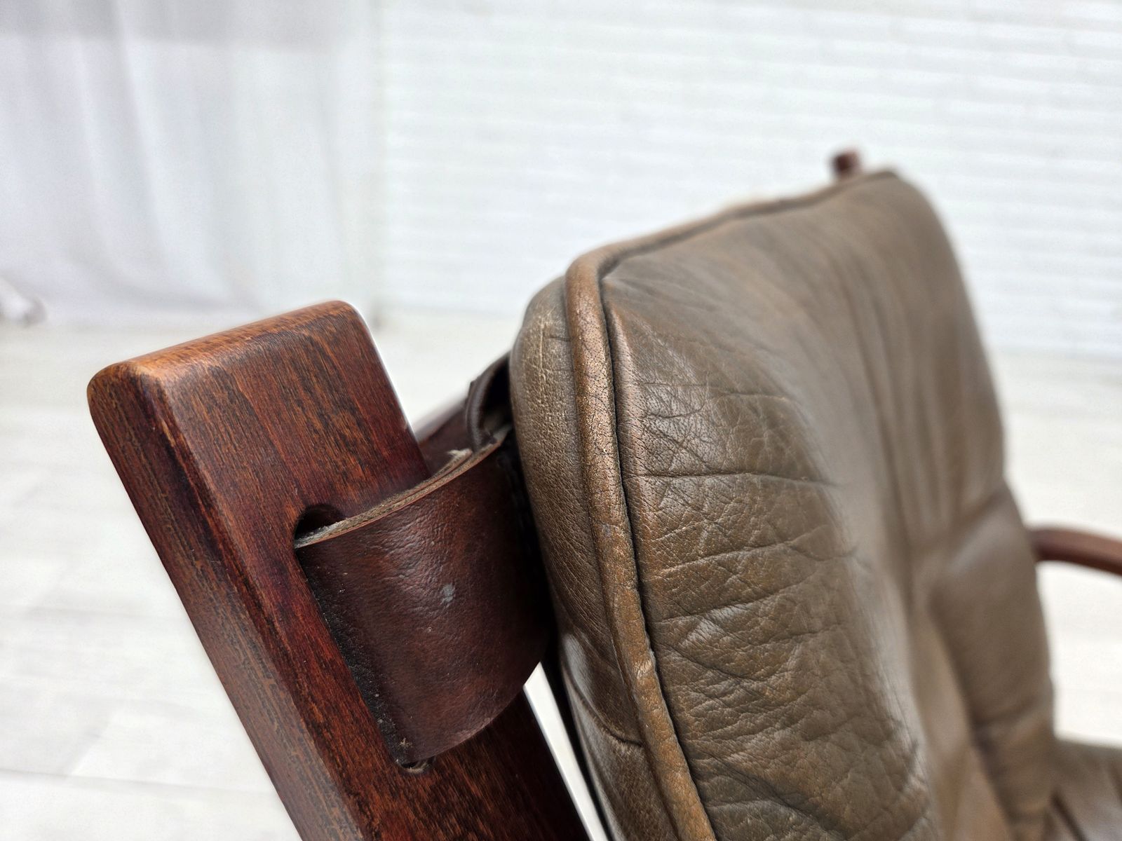 photo furniture Ca. jaren 1970, Noorse loungestoel, bruin meubeleer.