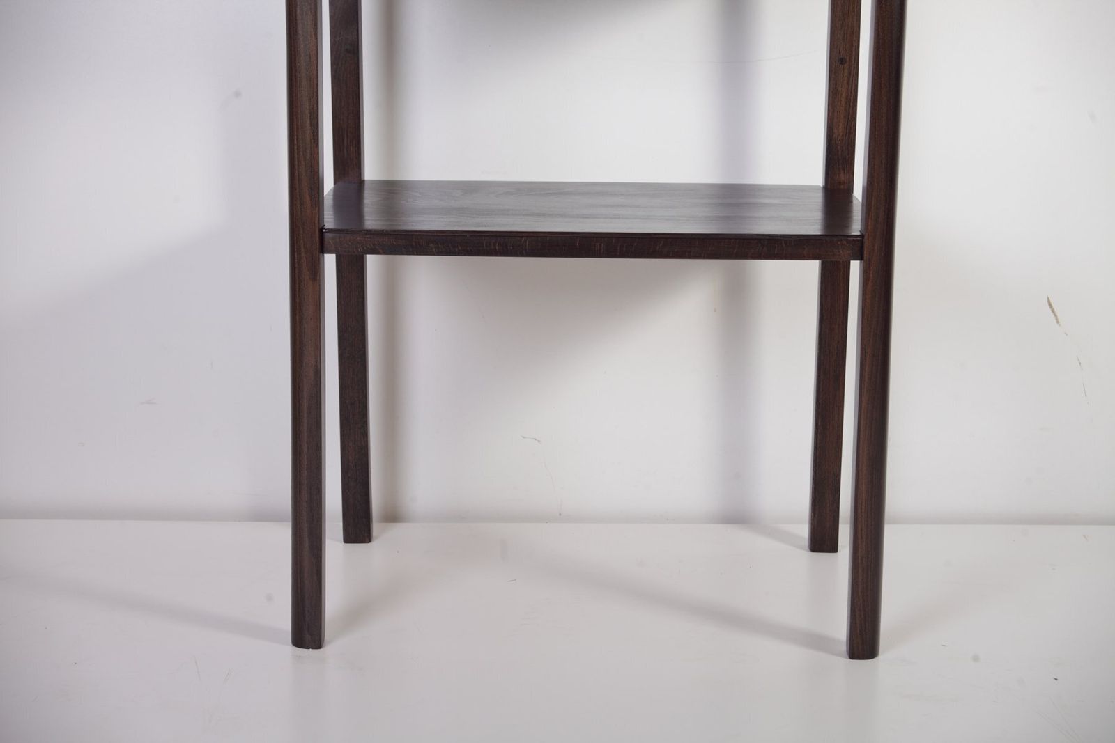 Modernistische eiken bijzettafel van Thonet, ca. jaren 1950 photo for sale